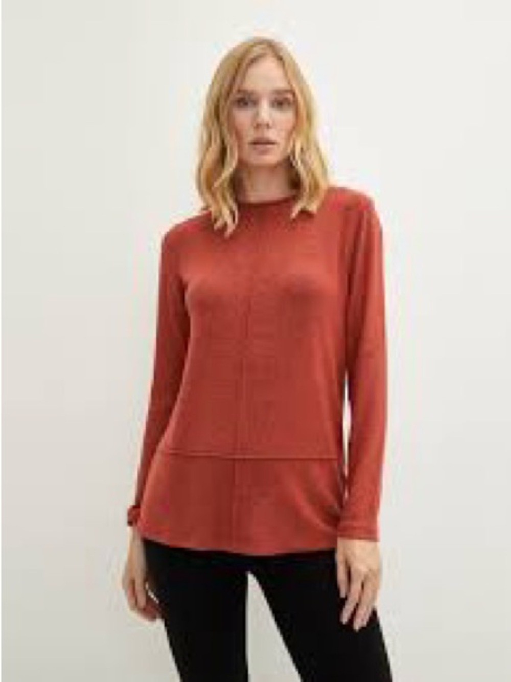 Beacon Cove crewneck Top. Medium